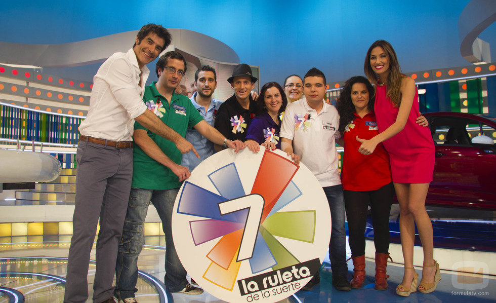 Los siete "magníficos" concursantes de 'La ruleta de la suerte', con Jorge y Paloma