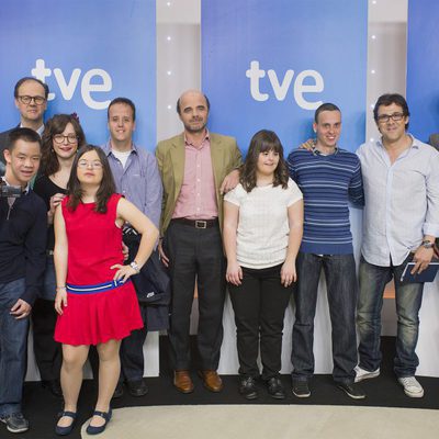 Los seis participantes de 'Con una sonrisa' junto con los responsables del programa y de La 2