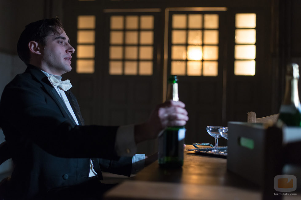 Andrés borracho en el nuevo episodio de 'Gran Hotel'