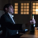 Andrés borracho en el nuevo episodio de 'Gran Hotel'