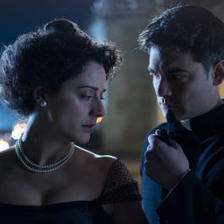 Sofía Alarcón y el padre Grau muy cerca