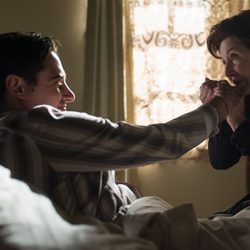 Doña Ángela cuidando de su hijo Andrés