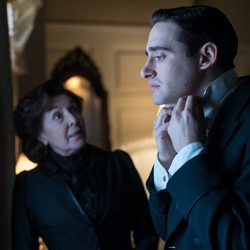 Andrés preparándose para volver al trabajo ante la mirada de Doña Ángela