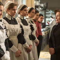 Doña Ángela con las trabajadoras del Gran Hotel 