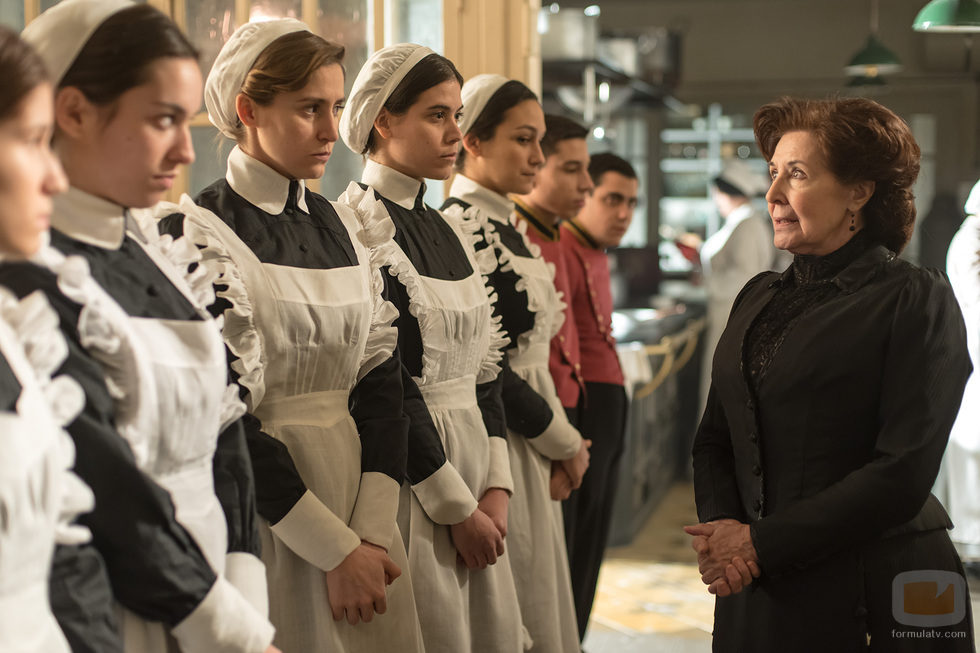 Doña Ángela con las trabajadoras del Gran Hotel 