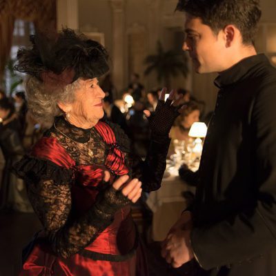 El padre Grau dialogando con Lady