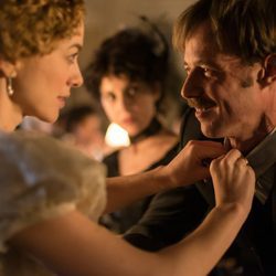 Laura ayuda a su marido Javier Alarcón