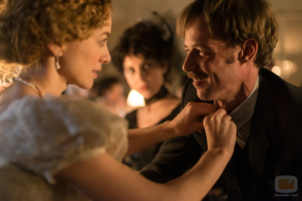 Laura ayuda a su marido Javier Alarcón