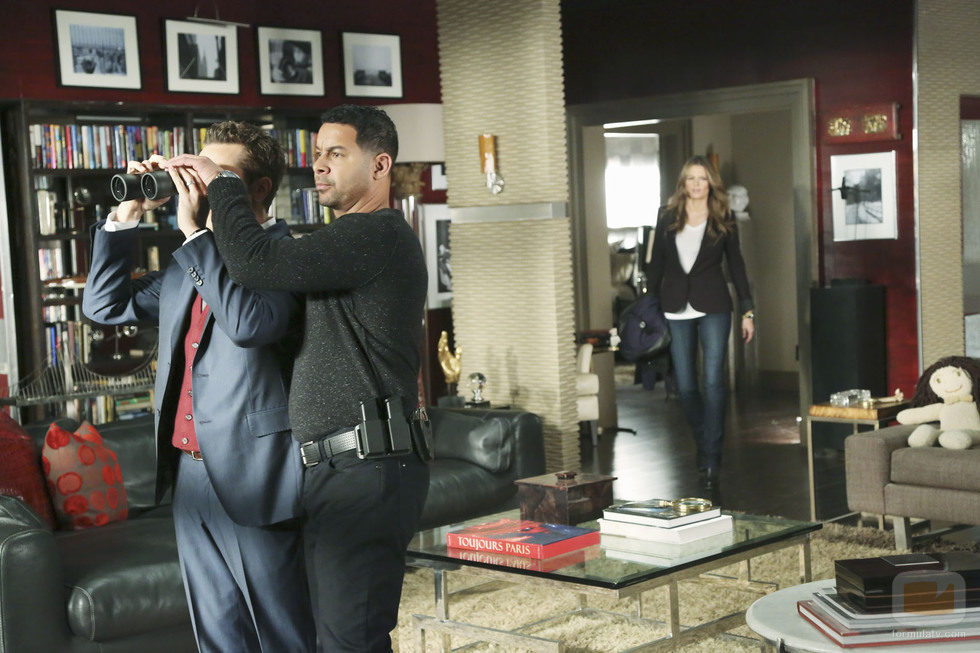 Compañeros de Richard Castle vigilan a su objetivo