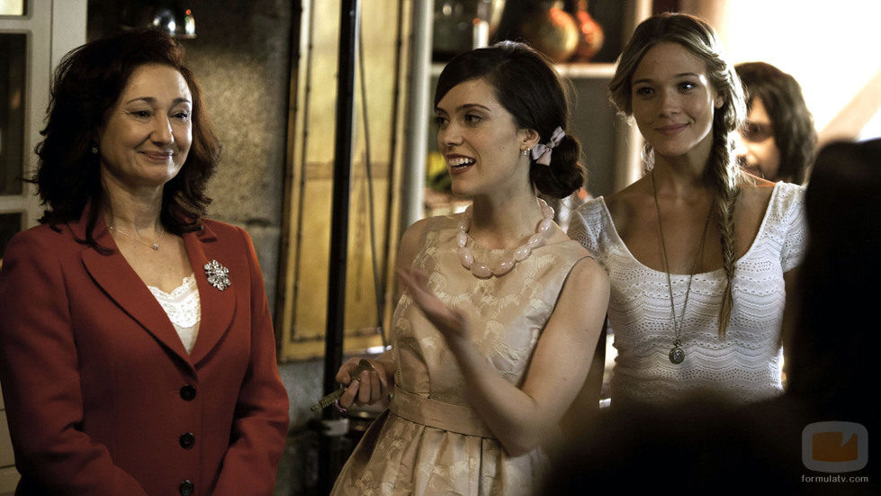 Alba Rivas junto a su amiga Andrea en la tienda