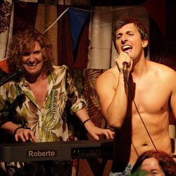 Roberto desnudo junto a su madre, Charo