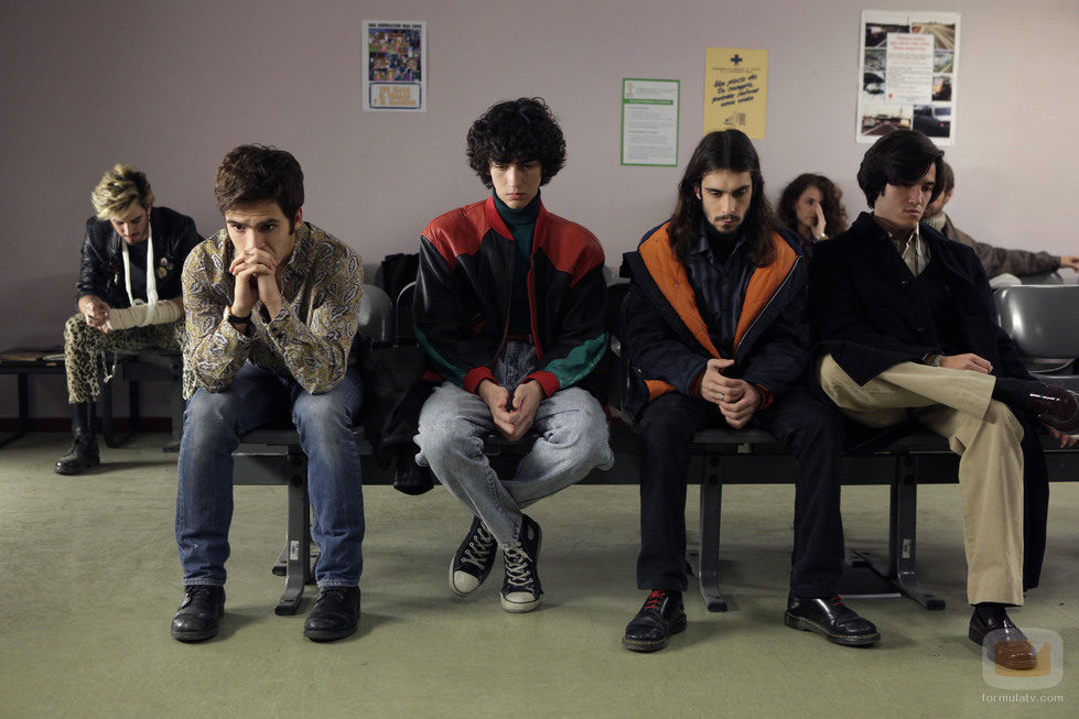 Carlos y sus amigos en la sala de espera