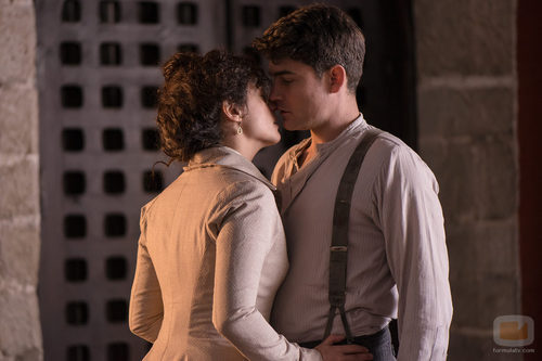 Sofía Alarcón besa al padre Grau