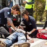 Pablo y Nuria socorren a un herido