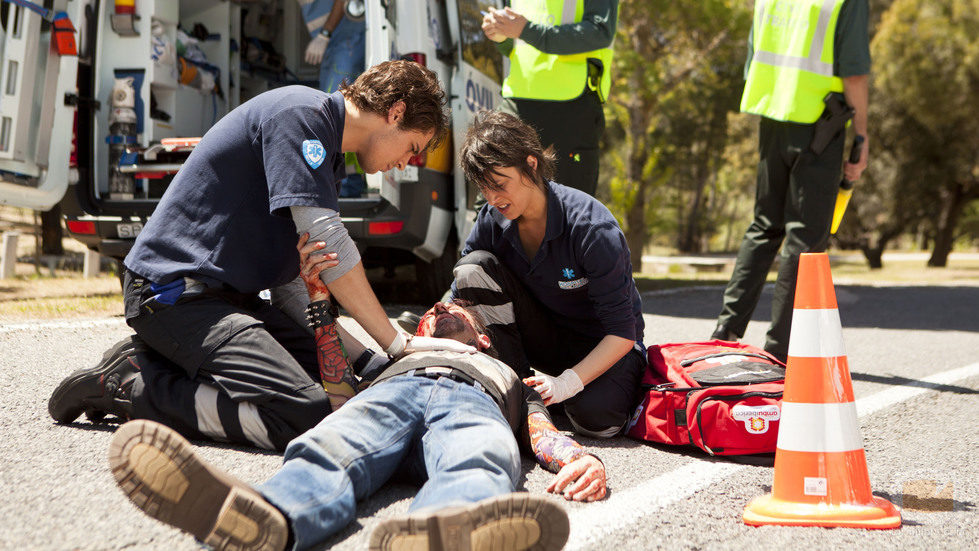 Pablo y Nuria socorren a un herido