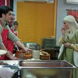 Michelle Jenner probando la comida de los concursantes de 'MasterChef'