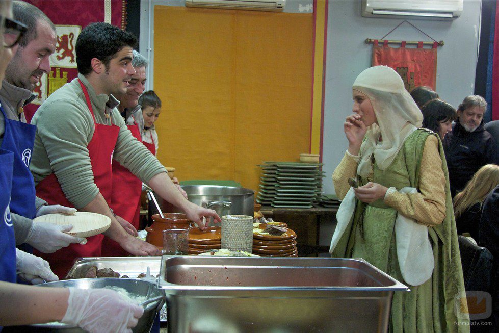 Michelle Jenner probando la comida de los concursantes de 'MasterChef'