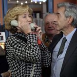 Mercedes habla con Carlos por teléfono