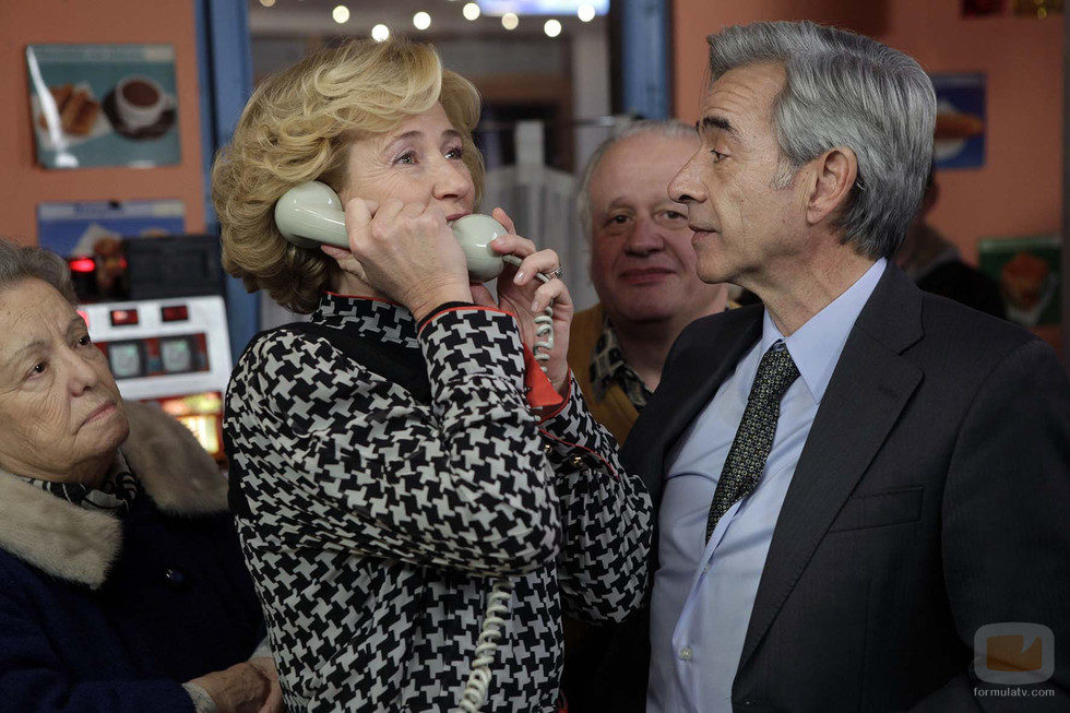 Mercedes habla con Carlos por teléfono