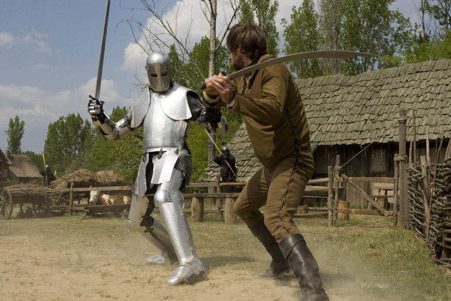 Lucha contra un caballero con armadura en 'Robin Hood'