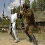 Lucha contra un caballero con armadura en 'Robin Hood'