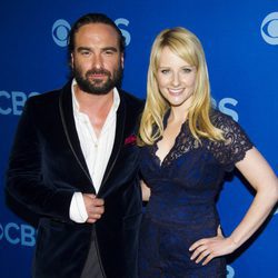 Johnny Galecki y Melissa Rauch, de 'The Big Bang Theory', en los Upfronts 2013 de CBS