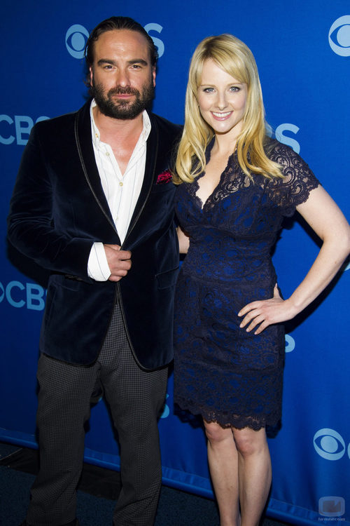 Johnny Galecki y Melissa Rauch, de 'The Big Bang Theory', en los Upfronts 2013 de CBS