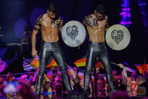 Los hombres de los tambores de Irlanda con el torso desnudo en Eurovisión 2013