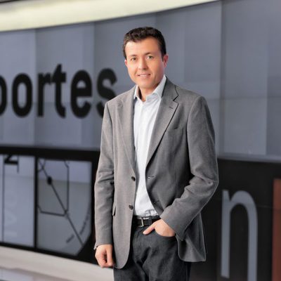 Manu Sánchez, presentador de 'Deportes 2', posa en el plató de 'Antena 3 noticias'