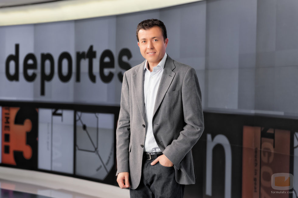Manu Sánchez, presentador de 'Deportes 2', posa en el plató de 'Antena 3 noticias'