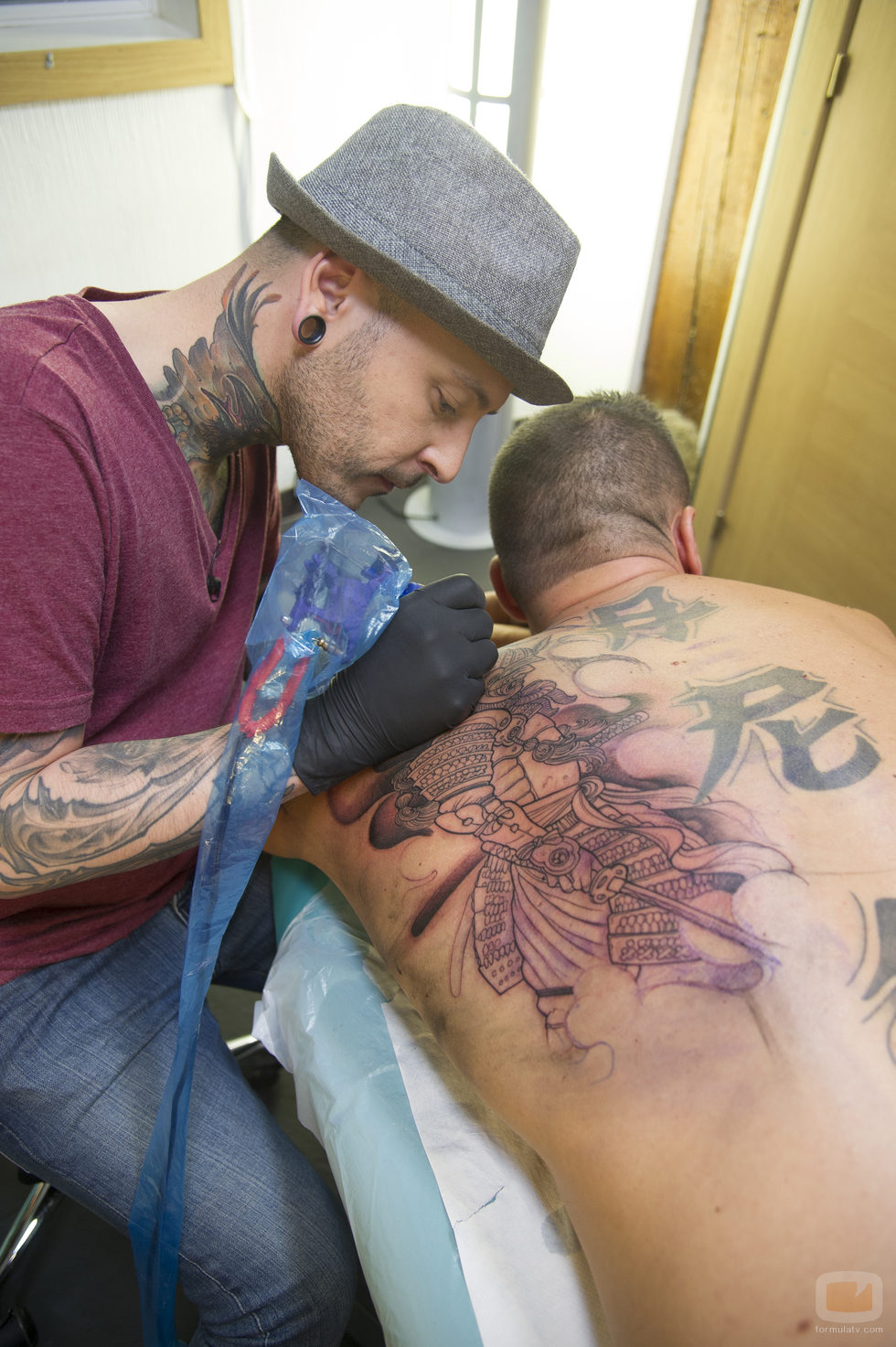 Javi Galien tatuando en 'Madrid Ink'