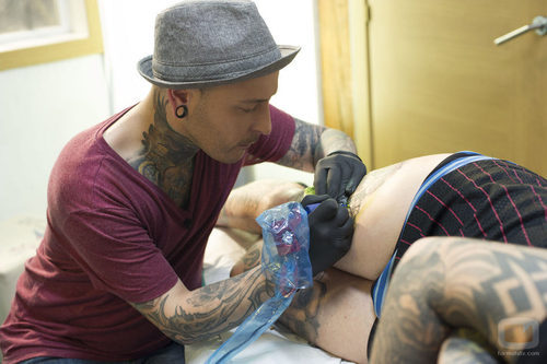 Javi Galien tatúa en 'Madrid Ink'
