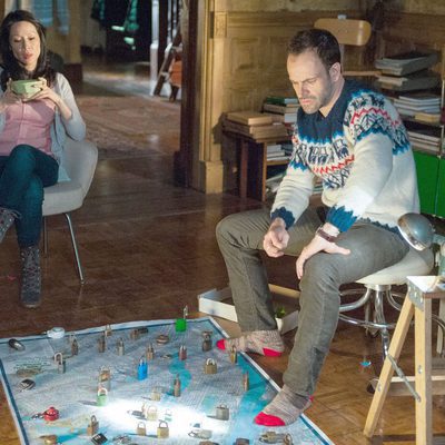 Lucy Liu y Jonny Lee Miller en 'Elementary'