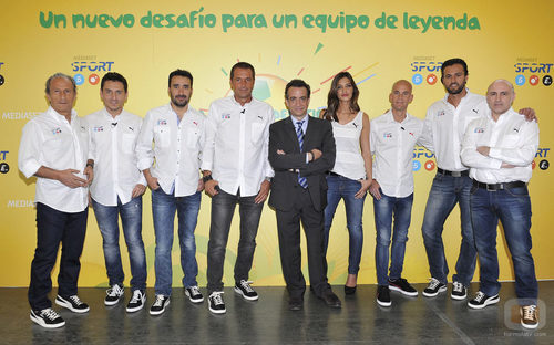 J.J. Santos con el equipo del Área de Deportes de Mediaset España en la presentación de la Copa FIFA