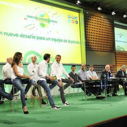 El equipo de profesionales de Mediaset España y representantes del fútbol español en la presentación de la Copa FIFA