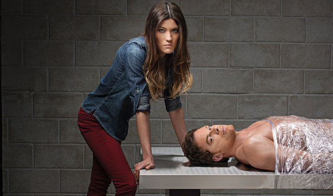 Dexter, como una de sus víctimas en la mesa junto a su hermana Debra