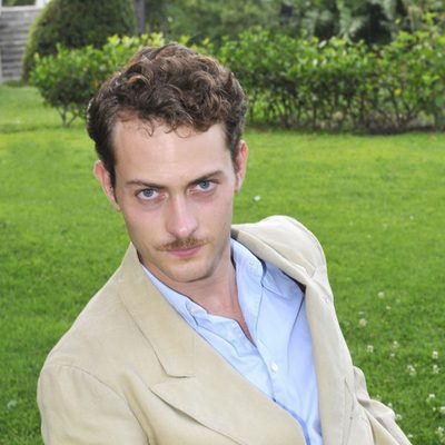 Peter Vives es Marcus Logan en 'El tiempo entre costuras'