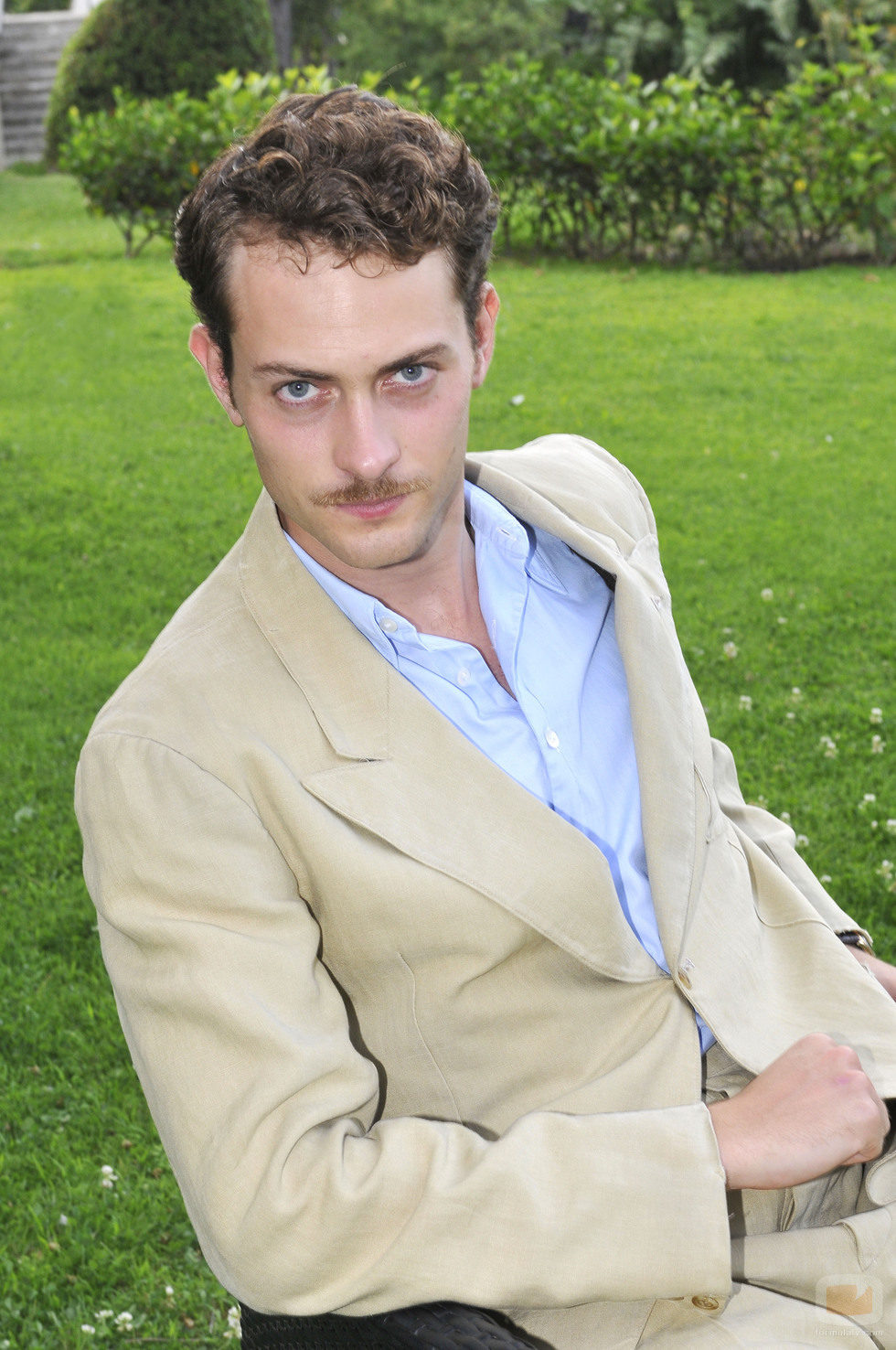 Peter Vives es Marcus Logan en 'El tiempo entre costuras'