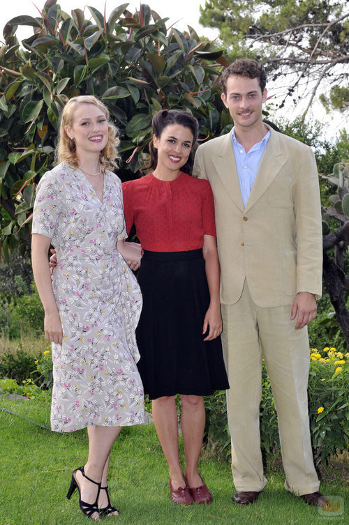 Adriana Ugarte, Hannah New y Peter Vives, protagonistas de 'El tiempo entre costuras'