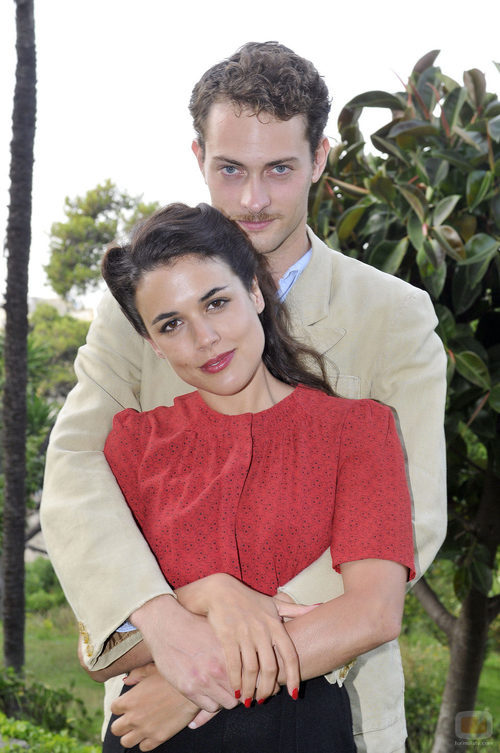 Adriana Ugarte y Peter Vives son Sira Quiroga y Marcus Logan en 'El tiempo entre costuras'