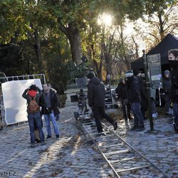 El equipo de producción de 'El tiempo entre costuras' durante la grabación de la serie