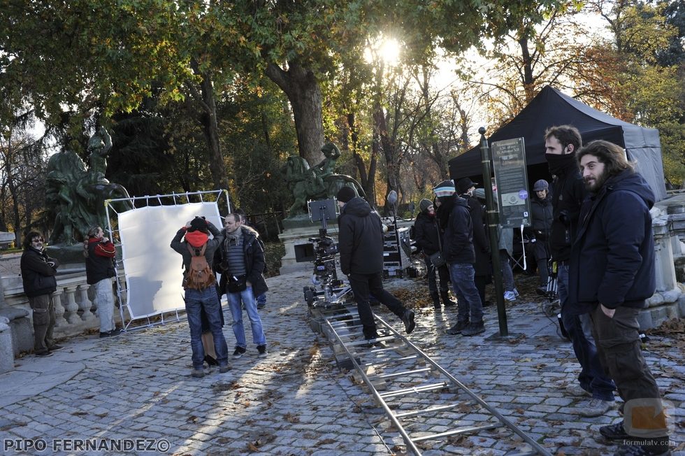 El equipo de producción de 'El tiempo entre costuras' durante la grabación de la serie
