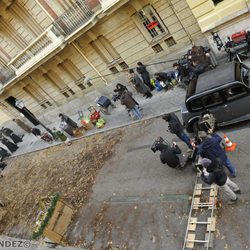 El equipo de producción de 'El tiempo entre costuras' en un set de rodaje