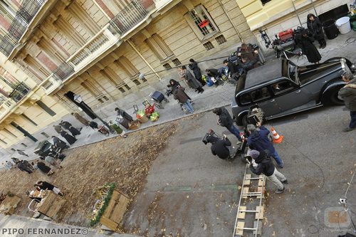 El equipo de producción de 'El tiempo entre costuras' en un set de rodaje