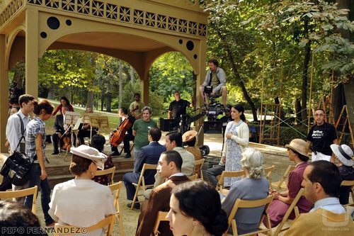 Adriana Ugarte en un set de rodaje de 'El tiempo entre costuras'