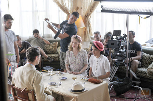 Adriana Ugarte, Hannah New y Peter Vives en la grabación de una escena de 'El tiempo entre costuras'