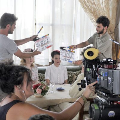 Adriana Ugarte, Hannah New y Peter Vives en un set de rodaje de 'El tiempo entre costuras'