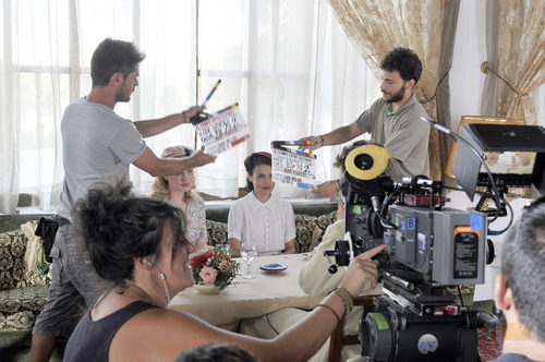 Adriana Ugarte, Hannah New y Peter Vives en un set de rodaje de 'El tiempo entre costuras'