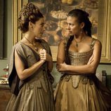 Irene y la esposa de Juan en 'Águila Roja'