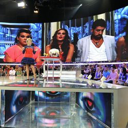 Mercedes Milá con los finalistas de 'Gran Hermano catorce' de fondo